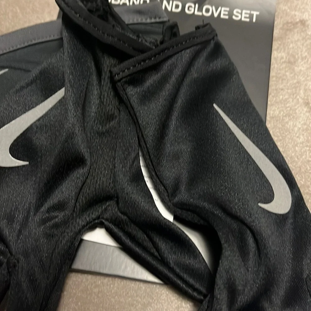 Nike dry women’s headband and glove set, size XS/S, new